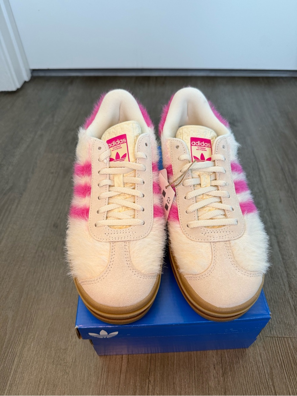 NWT Women’s Adidas Gazelle Bold Size 7 Shock Pink White Gold Brand New Sneakers! - Picture 4 of 14